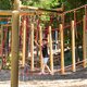 Kind balanciert im Niederseilgarten der Westernstadt