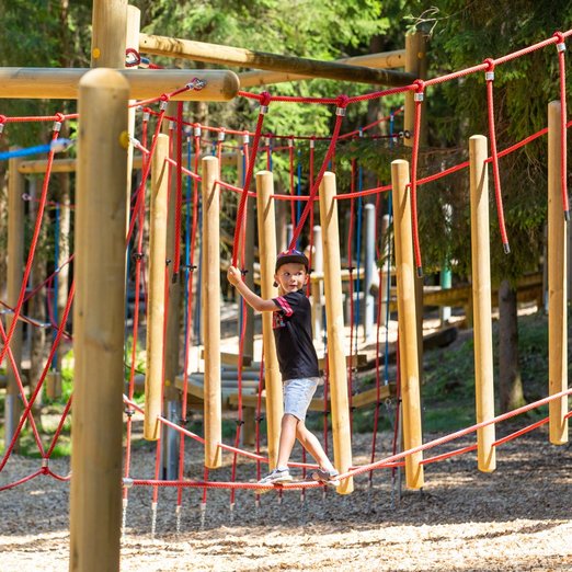 Kind balanciert im Niederseilgarten der Westernstadt