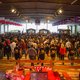 Menschen beim Line Dance in einer Halle
