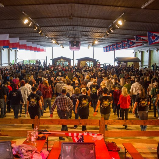 Menschen beim Line Dance in einer Halle