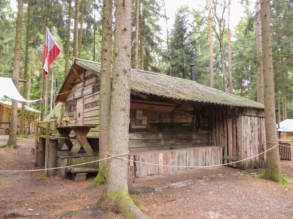 Barracke aus Holz in einem Wald