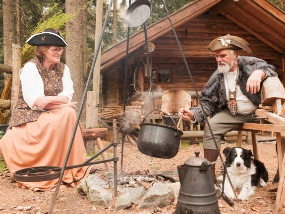 Claim 1 des Authentikbereichs in Pullman City Ein Mann und eine Frau kochen über einem Lagerfeuer