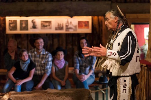 Amerikanischer Ureinwohner erklärt seine Kultur 