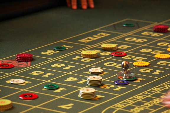Roulettetuch mit Casino-Chips