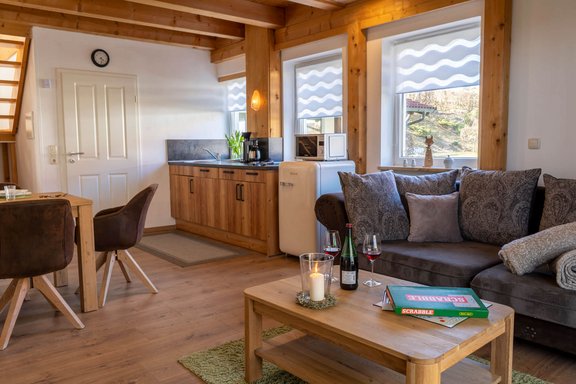 Küchenzeile, Couch mit Couchtisch und Esstisch mit Stühlen