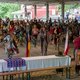 Die Indianer der Westernstadt in traditioneller Kleidung
