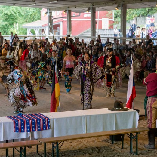 Die Indianer der Westernstadt in traditioneller Kleidung