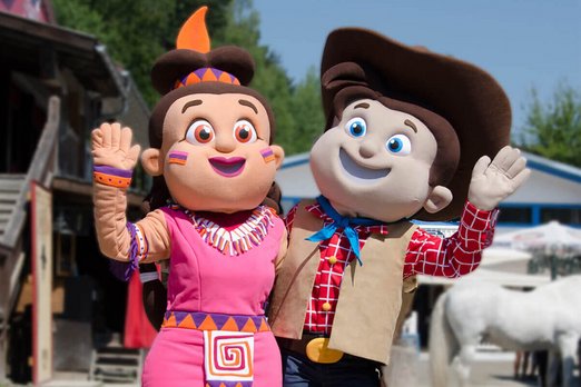 Die Maskottchen der Westernstadt Pullman City Indianerfrau und Cowboy als Maskottchen der Westernstadt auf der Main Street